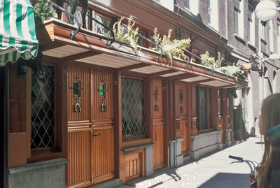 22238 Gezicht op de voorgevels op straatniveau van de panden Drieharingstraat 1-3 te Utrecht .